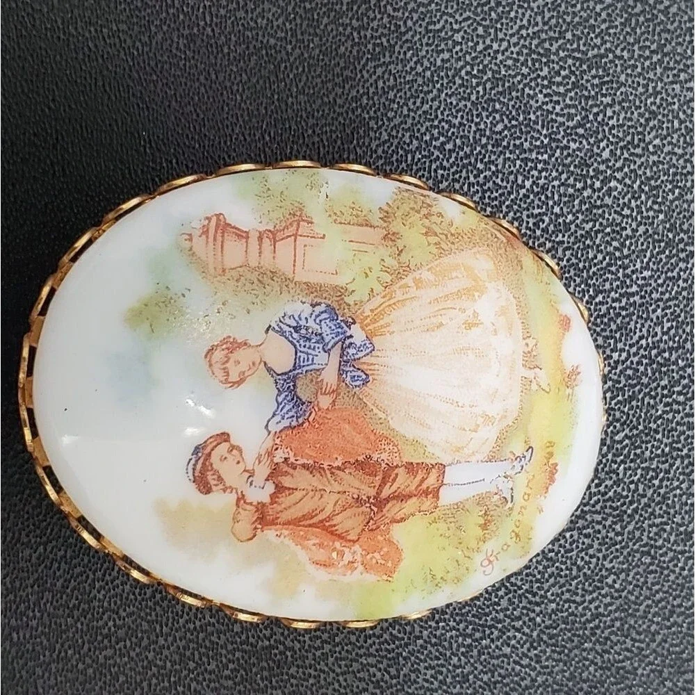 Vintage Fraganard gold tone brooch